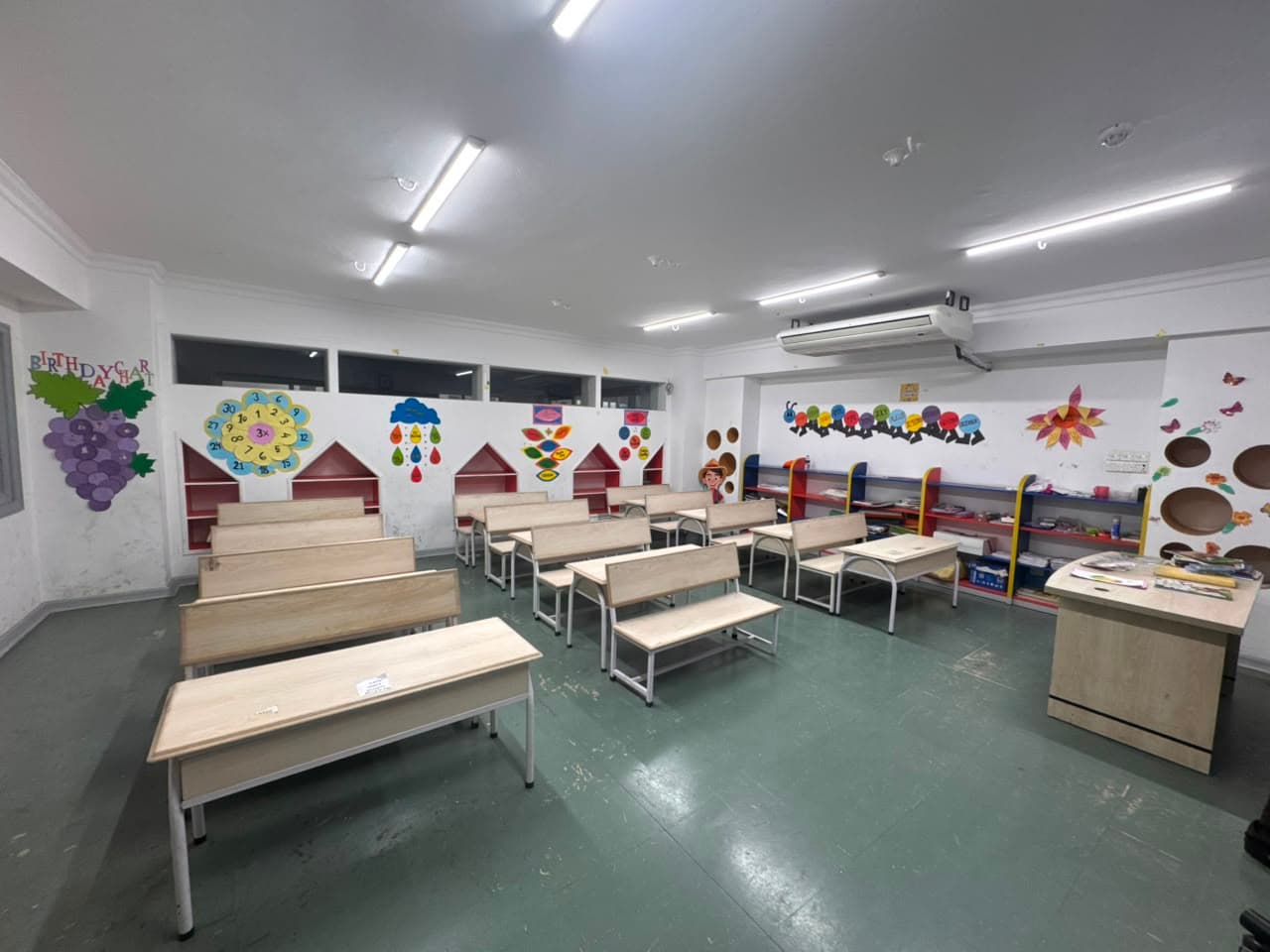 Smart Classroom with Modern Seating and Climate Control